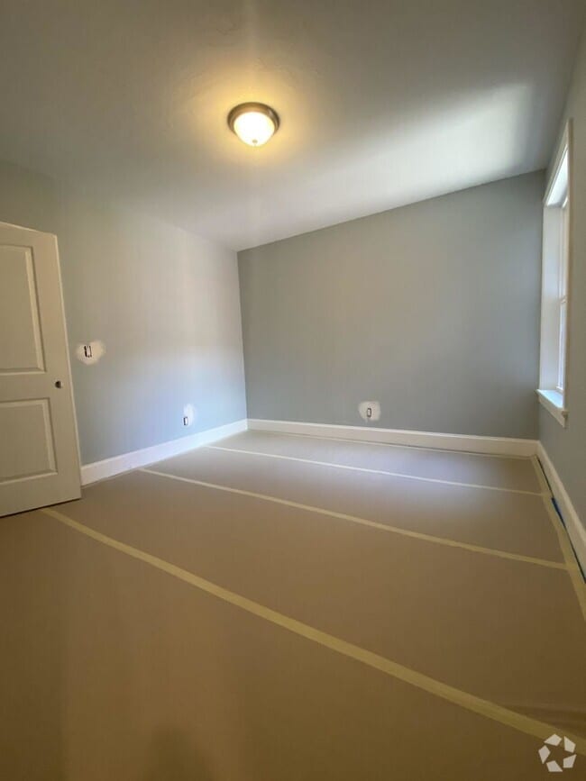 Building Photo - 5 Bedroom Rental