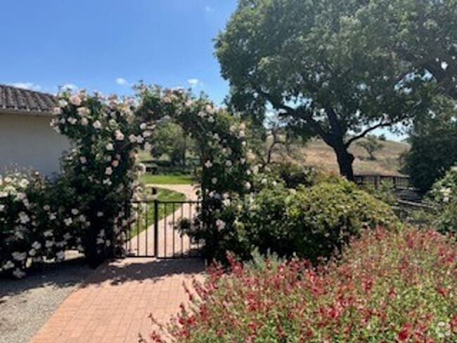 Building Photo - Ranch Home