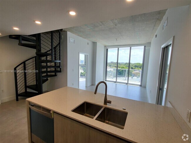 Building Photo - 13800 Highland Dr Unit PH2 Rental