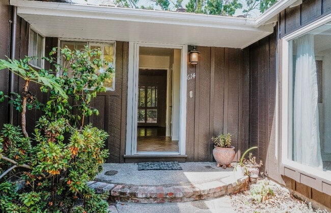 Charming spacious home, convenient locatio... - Charming spacious home, convenient locatio...