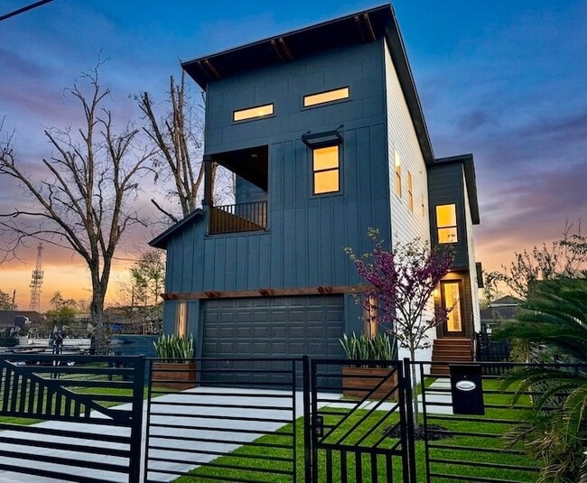 Photo - 505 E 40th St