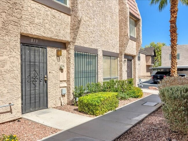 Beautifully upgraded 2 bedroom 2 story tow... - Beautifully upgraded 2 bedroom 2 story tow... House
