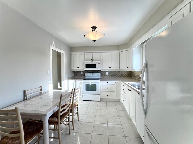 Photo - 2294 Wyandotte Dr