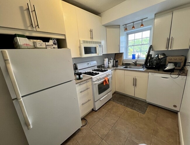 Building Photo - 153 Lake Shore Rd Unit 3 Rental