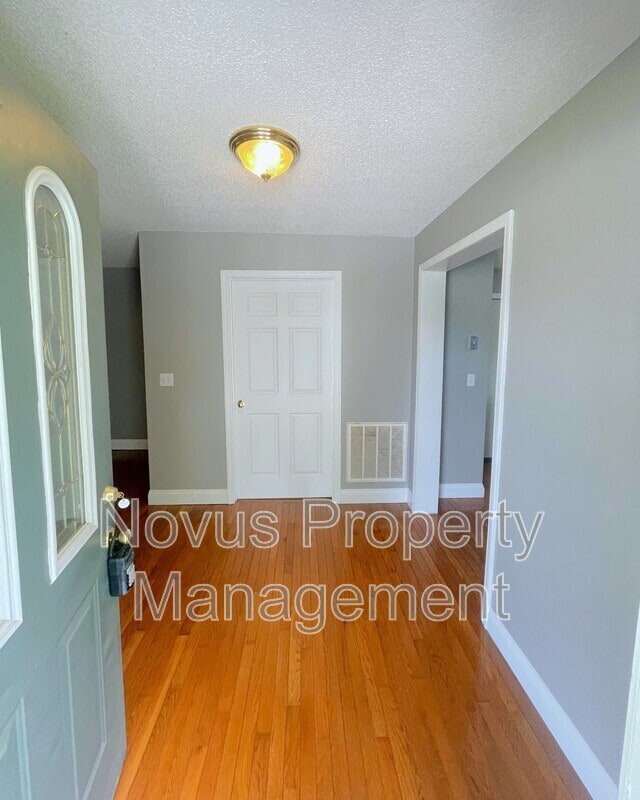 Photo - 102 W Lipham St