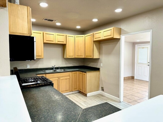 Photo - 1612 N Normandie St