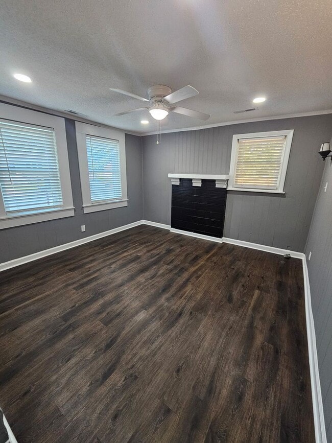 Photo - 719 Elvie St S