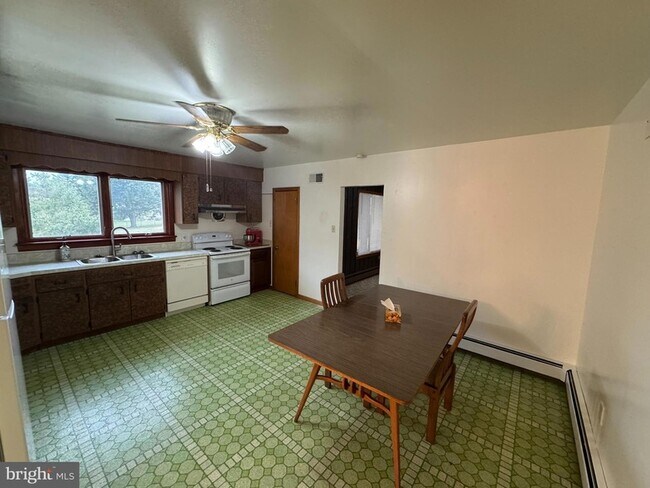 Photo - 1305 Hawthorne Ln