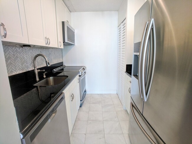 Photo - Sweeping Views from this partially furnished 1 Bed 1 Bath Condo w/ 1 Covered Parking Unidad 2403