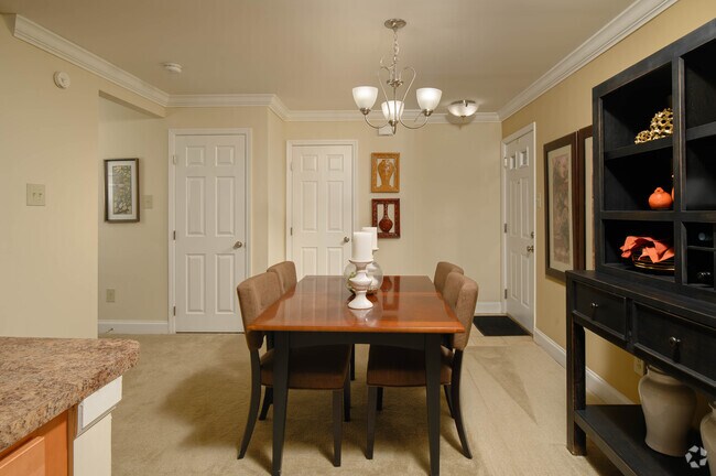 2BR, 2BA - 1095SF Dining Area
