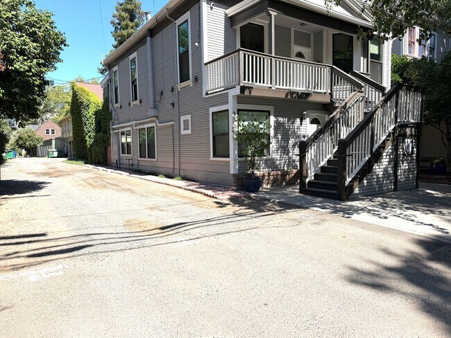 Photo - Tastefully remodeled Midtown Sacramento Apartment with Private Backyard Patio! Unidad 161418 #B