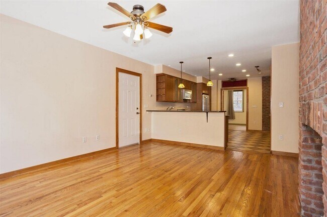 Photo - 202 Warren St