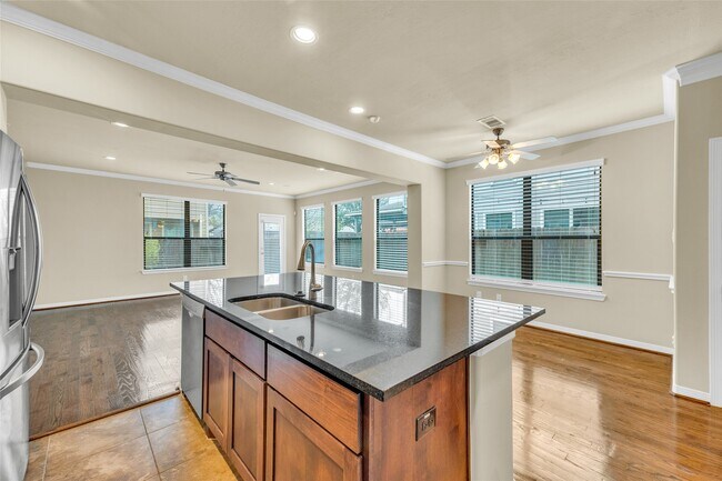 Photo - 1119 W 26th St