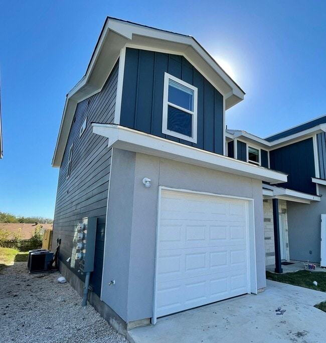 Building Photo - 6918 Crestway Dr Unit 2