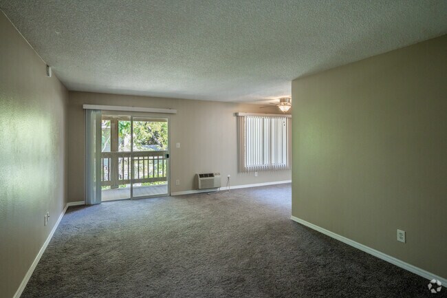 1BR, 1BA - 720SF - Living Room