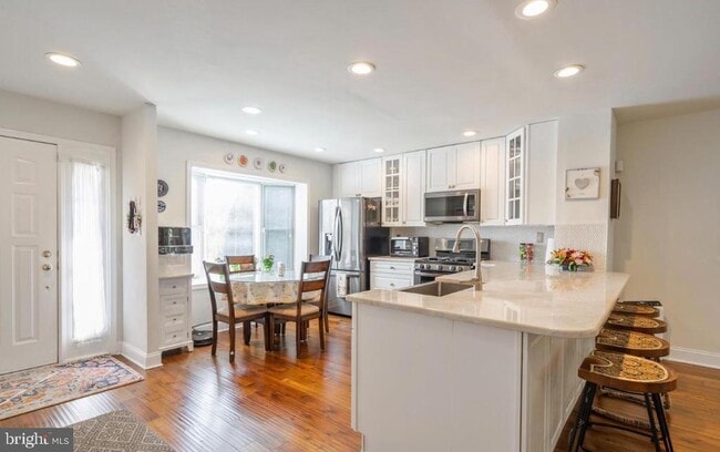 Photo - 2074 Yorktown S