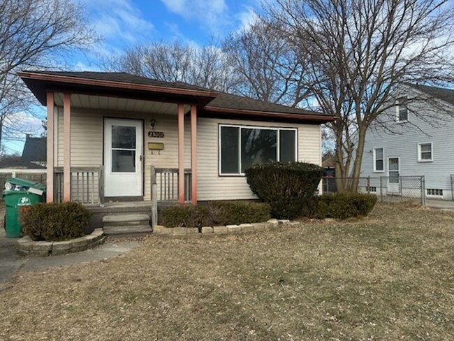 Quaint 3 bedroom in bustling Eastpointe - Quaint 3 bedroom in bustling Eastpointe House