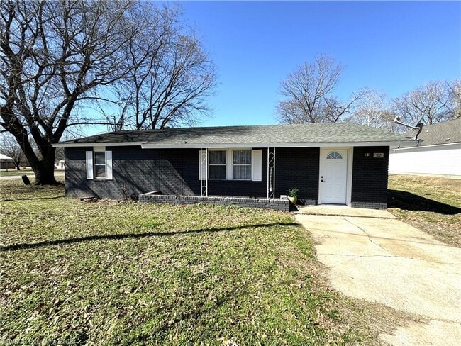 Building Photo - 107 S Oak St