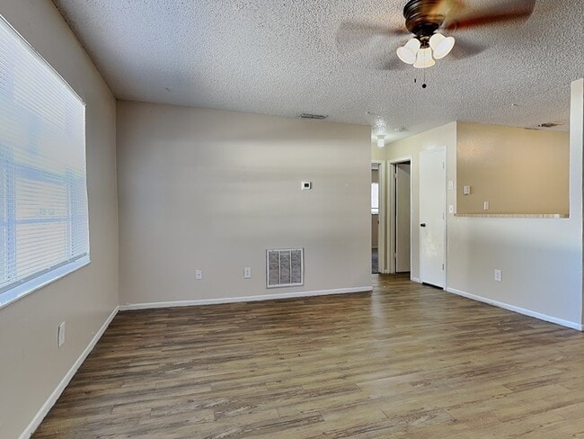 Photo - 15696 Bolesta Rd Unidad Apt A