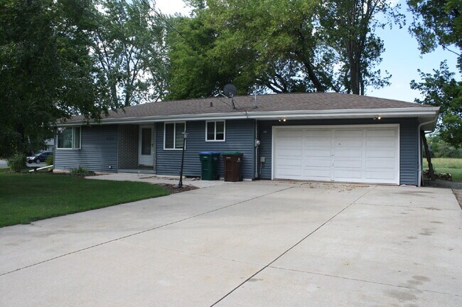 Building Photo - 3 Bedroom Ranch in Appleton