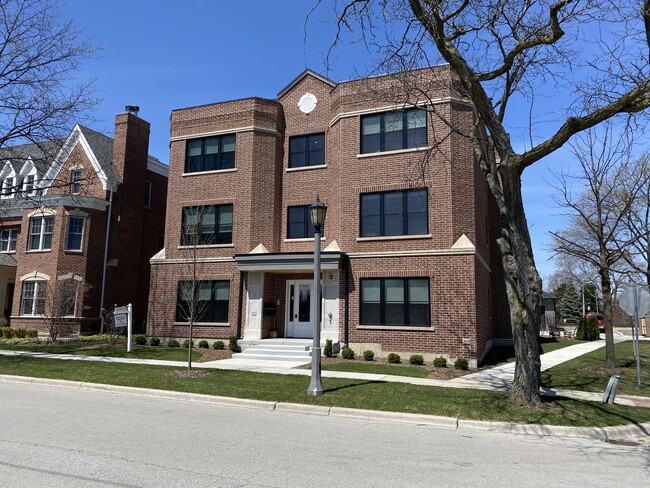 Building Photo - 1401 W Cossitt Ave Unit 1W Rental