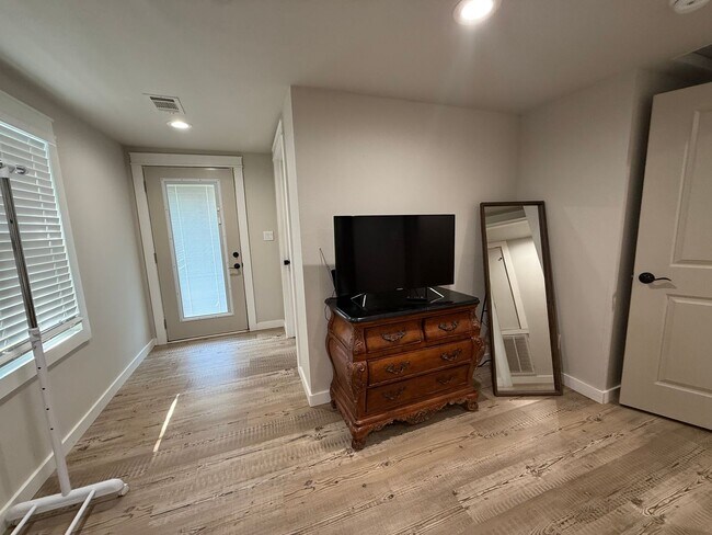 Photo - 18466 Short St