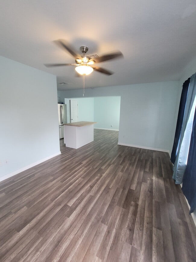 Photo - 513 Hollyhock Ln