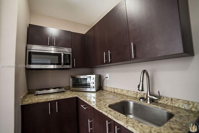 Building Photo - 1752 NW 1st St Unit 3