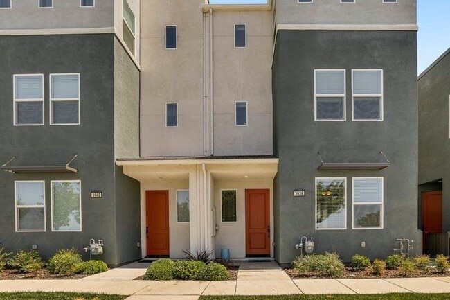 Building Photo - Clean 3 Bedroom 3 Bathroom Sacramento Townhome for Lease.