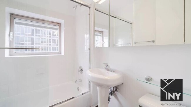 Photo - 102 W 27th St Unidad 17E