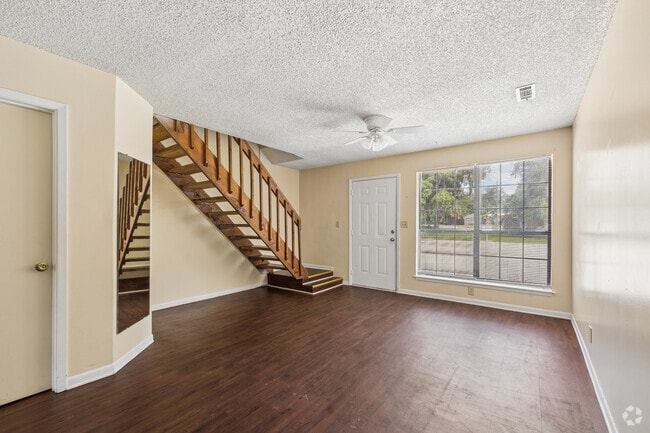 2BR, 1.5BA - 928SF - Living Room