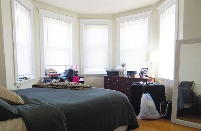 Building Photo - 104 Warren St Unit 23