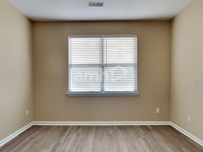 Photo - 250 Westbrooke Rd