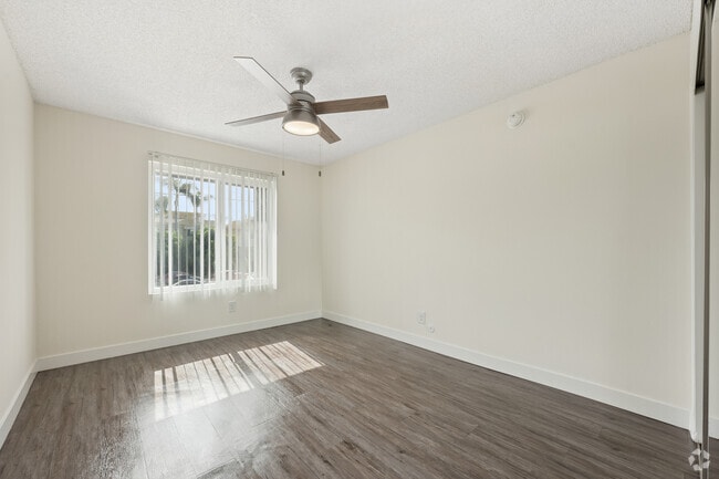 2BR, 2BA - 990SF - Second Bedroom