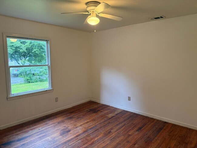 Photo - 80 Finch Dr SE