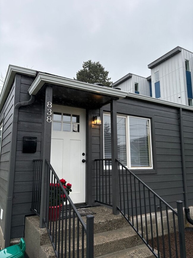 Building Photo - Ballard Beauty, 2 bed 2 bath Remodel with two entrances.