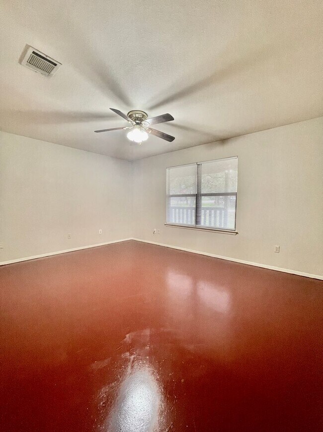 Photo - Eclectic 3 Bedroom, 2 Bathroom Home - 2 Ca...