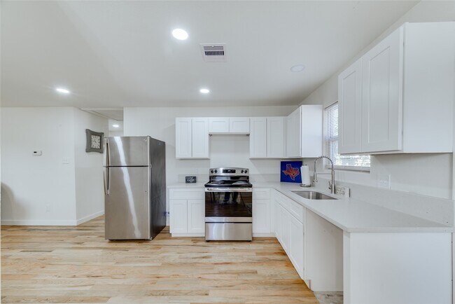 Photo - 6603 Victoria St