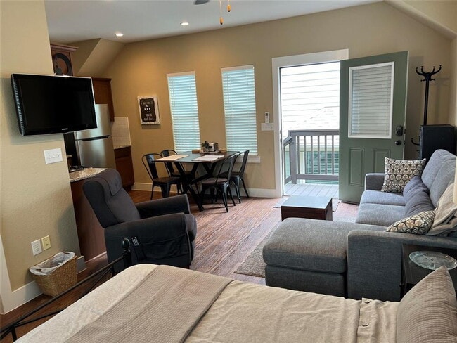Modern Garage Apartment in Crestview Neighborhood!  Fully Furnished