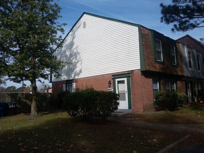 Photo - Virginia Beach- 3 Bed / 1.5 Bath end unit townhouse in Green Run