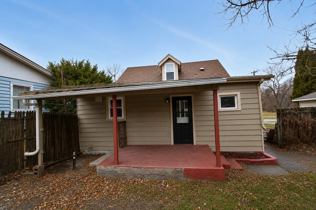 Photo - 2 Bedroom Home With Fenced Yard in Davenport!