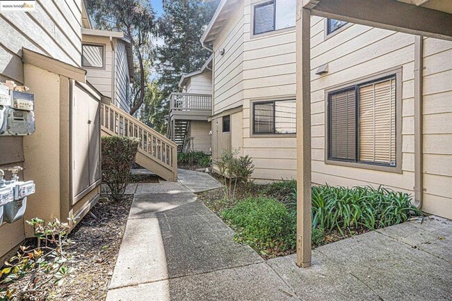Building Photo - 2 Bedroom Hercules Condo