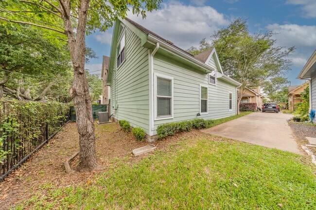 Photo - 1318 Dennis St