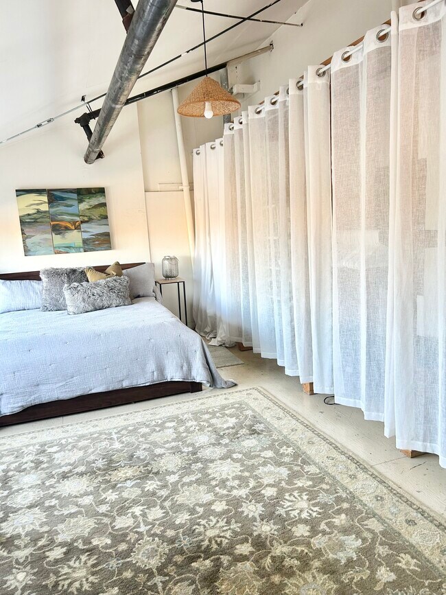 Room Loft III - 2934 Ford St Unit Ford Street Studios 1