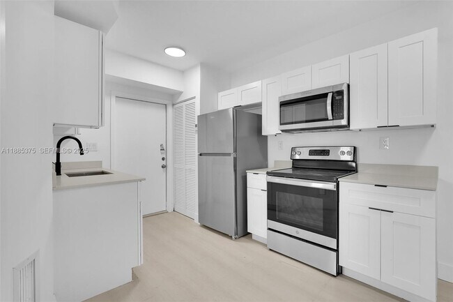 Building Photo - 1814 NW 2nd Ct Unit 4