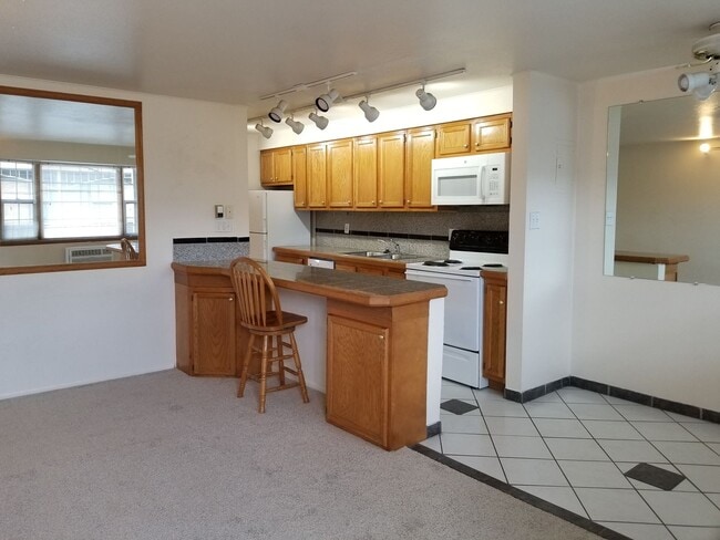 Building Photo - RENT SPECIAL! 1 BD on the TOP FLOOR. Cats ... Unit 680-305