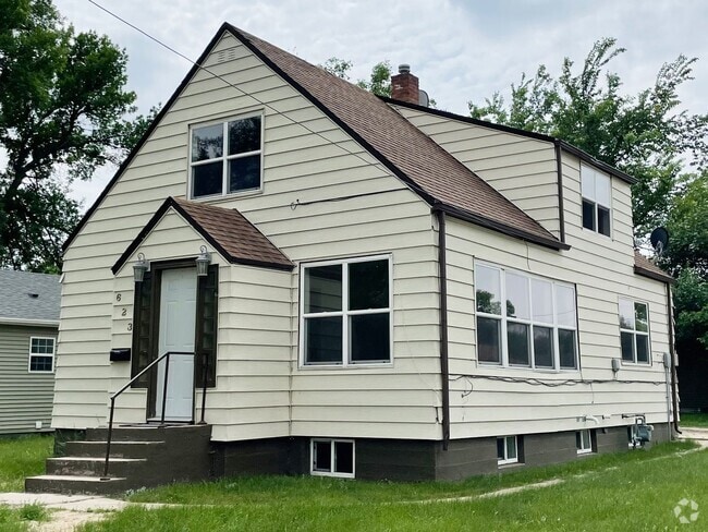Building Photo - Updated Home in NW Minot