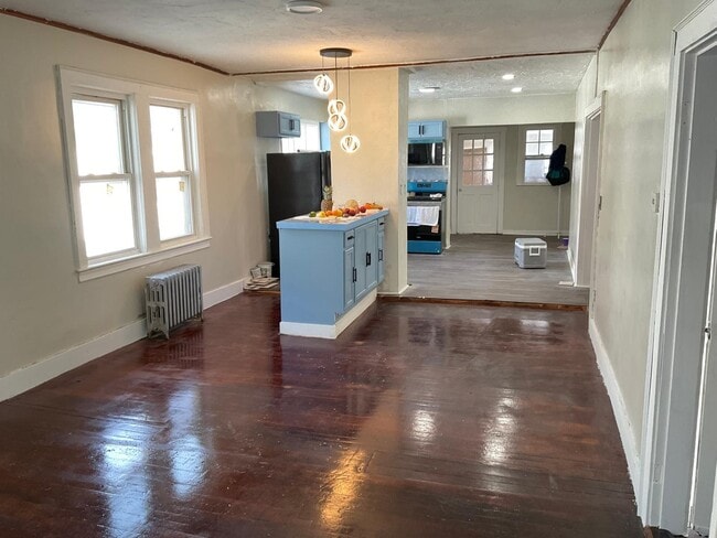 Building Photo - 82 Sunnyside St Unit 4BR/1BA Apartment