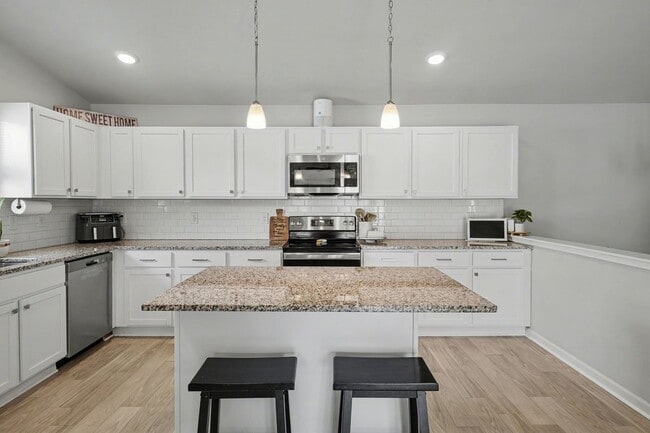 Photo - 202 Creek Pointe Cir