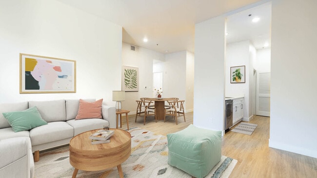 Sala de estar con suelo de superficie dura - Arlo Woodland Hills